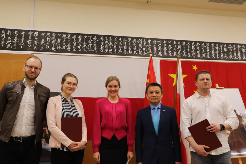 Consul Fan Xiaodong and dr Magdalena Łągiewska with the winners of the Chinese Impressions competition photo by PRC Consulate in Gdańsk