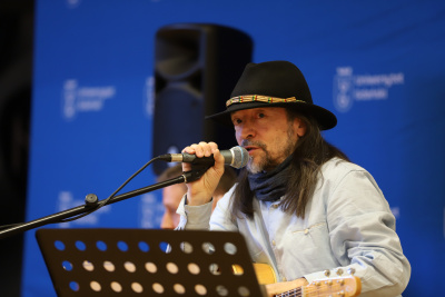 Andrzej Radajewski during his performance at the 'Invincibles' meeting.