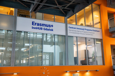 Erasmus+ InnHUB Gdańsk znajduje się na II piętrze budynku Biblioteki Uniwersytetu Gdańskiego