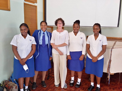 Prof. Hanna Dymel-Trzebiatowska ze studentkami z Girls’ College w Bulawayo
