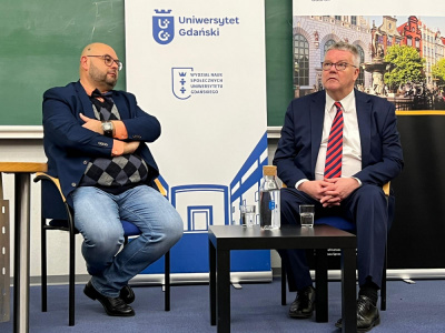 Prof. Arkadiusz Modrzejewski i Hannes Heimisson w rozmowie na auli
