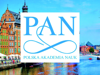 logo PAN (błękitne na białym tle) na tle widoku na Motławę