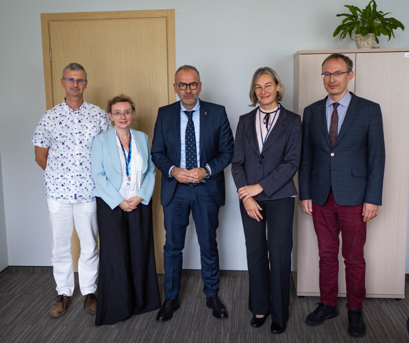 Od lewej: dr Grzegorz Kotłowski, prof. Joanna Jereczek-Lipińska, prof. Piotr Stepnowski, prof. Małgorzata Jarmułowicz, prof. Mikołaj Rychło