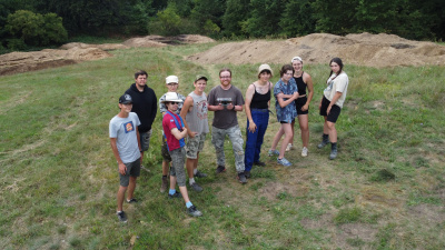 Fot. 13 - ekipa biorąca udział w wykopaliskach na grodzisku w Grabczynie w 2023 roku