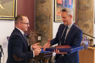 Wicemarszałek Województwa Pomorskiego Marcin Skwierawski i Dziekan WNS, prof. Michał Harciarek