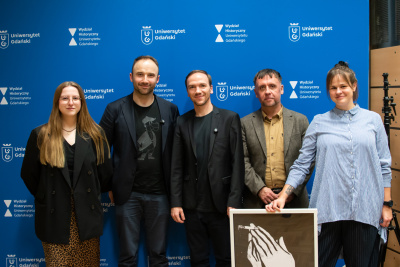 Reżyser Jan Komasa w towarzystwie osób z ACK i DKF na tle ścianki UG; fot. Jakub Kosatka