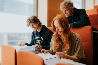 Troje studentów w auli Wydziału Chemii UG