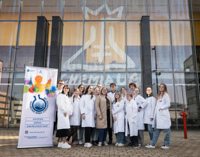 Członkowie KNCh wraz z Dziekan Wydziału Chemii prof. Beatą Grobelną przed gmachem Wydziału