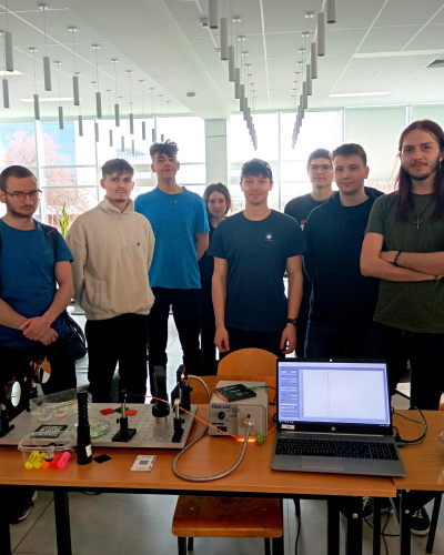 Członkowie KNF; wśród nich (piąty od lewej) Mateusz Kowalczyk, pomysłodawca projektu