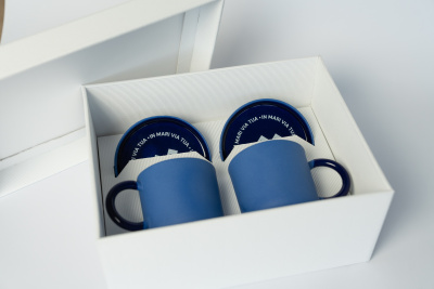 37. Zestaw jubileuszowych filiżanek z okazji 55-lecia UG