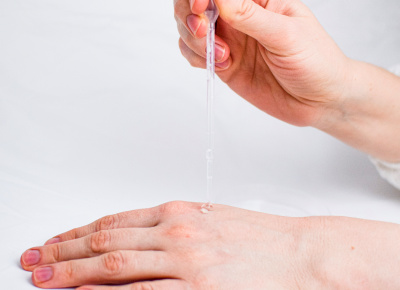 aplikacja żelu na dłonie