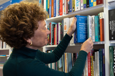 dr hab. Magdalena Żadkowska, prof. UG z książką