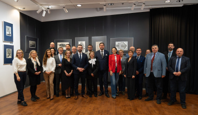 Uczestnicy spotkania na zdjęciu grupowym w Galerii BUG