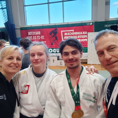 zawodnicy judo z trenerami 
