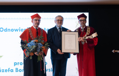 Wręczenie dyplomu prof. J. Borzyszkowskiemu