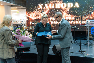 Danuta Dziarkowska , Rektor prof. Piotr Stepnowski i Prorektor prof. Urszula Patocka-Sigłowy po wręczeniu nagrody