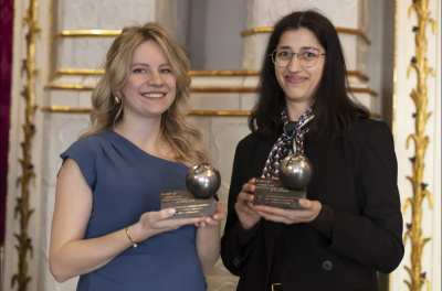 Laureatki Nagrody ze statuetkami; fot. Grzegorz Mehring/gdansk.pl