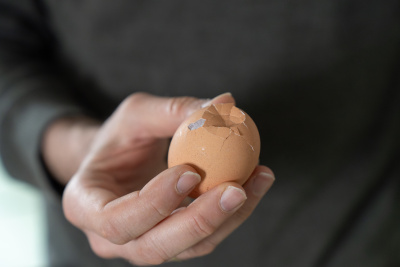 Jajo częściowo pęknięte