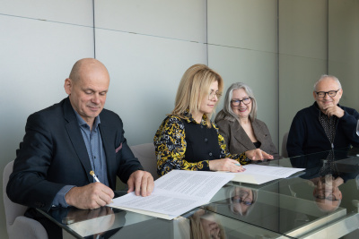 Podpisywanie umowy dot. darowizny na utworzenie funduszu "Seminarium TuuM", fot. B. Jętczak
