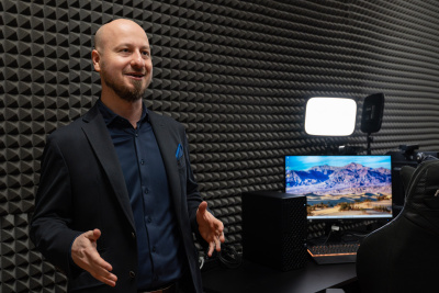 Dr Wacław Kulczykowski podczas otwarcia studia