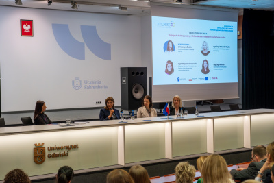 panel dyskusyjny nt. strategii HR - zdjęcie panelistów podczas dyskusji