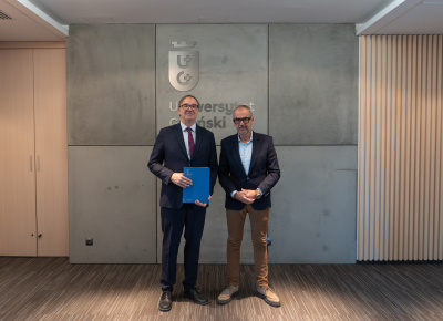 Prof. Przemysław Borkowski i Rektor UG, prof. Piotr Stepnowski, na tle ściany z logo UG