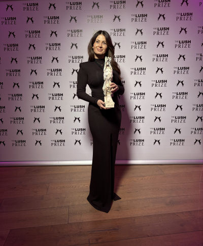 Dr Alicja Mikołajczyk ze statuetką Lush Prize