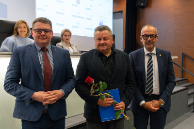 Wręczenie dyplomu prof.  Jackowi Piosikowi podczas posiedzenia Senatu UG 21.05.2026, fot. B. Jętczak
