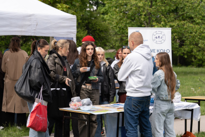 Stoisko koła naukowego logistyki - grupa ludzi na tle namiotu