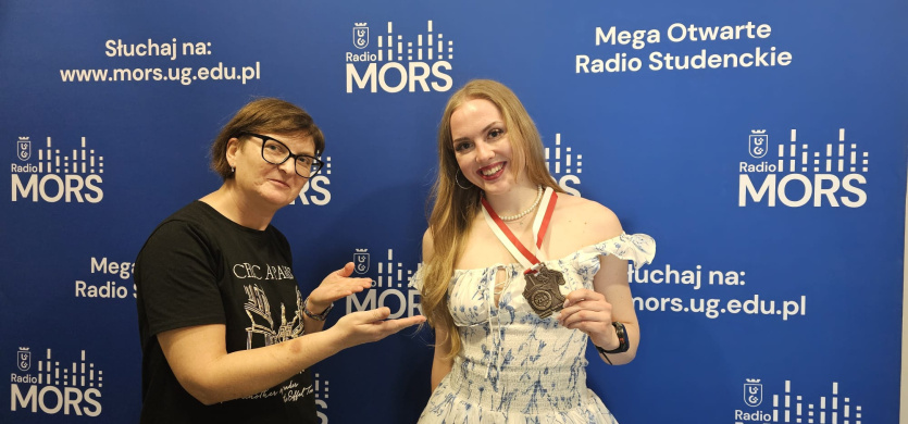 Karolina Gleinert i Margareta Kąkol na tle ściany z logotypami Radia MORS
