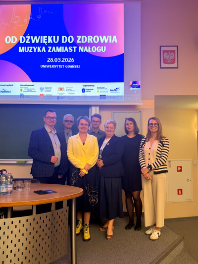 Kadr z konferencji „Od dźwięku do zdrowia - muzyka zamiast nałogu?”. W grupie osób m. in. prof. Marcin Szulc, prof. Łucja Bieleninik oraz Dyrektor Instytutu Psychologii, prof. Małgorzata Lipowska