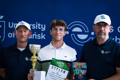 Carlos Delicado z pucharem i dyplomem w towarzystwie członków UG Golf Club