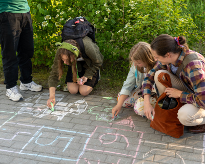 studentki rysujące kredą po chodniku