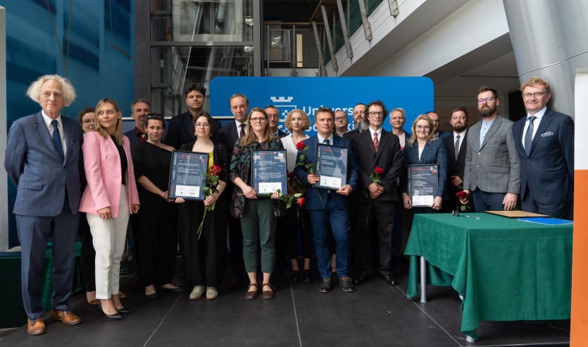 Laureaci nagrody wraz z organizatorami ceremonii