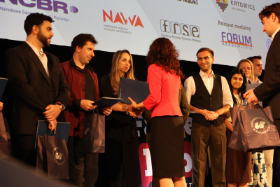 Finał konkursu FameLab Poland 2026 - Martyna Czarnomska na scenie wśród finalistów konkursu, fot. Przemysław Kowal