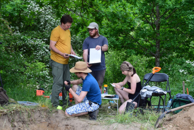 2. Studenci archeologii UG z dr Arkadiuszem Koperkiewiczem w trakcie wykopalisk w Starym Mieście, fot. G. Chojnowski