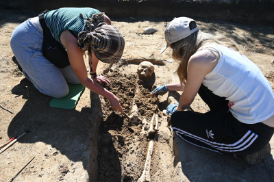 Studentki archeologii UG w trakcie eksploracji średniowiecznego pochówku, Stare Miasto, gm. Dąbrówno, fot. A. Koperkiewicz