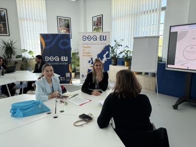 Uczestnicy sympozjum w sali w Welcome Centre