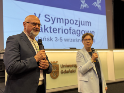 Prof. Grzegorz Węgrzyn i prof. Alicja Węgrzyn podczas otwarcia V Sympozjum Bakteriofagowego na UG, fot. Agnieszka Beck/FRUG
