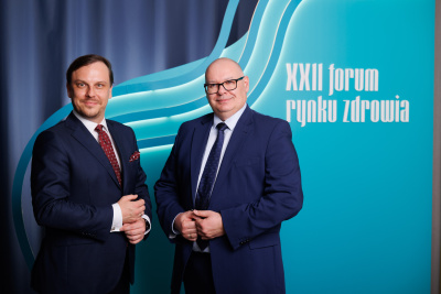 Piotr Zieliński i Sebastian Susmarski na ściance z logo Forum Ochrony Zdrowia