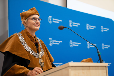 Dziekan WOiG prof. Katarzyna Smolarz na mównicy