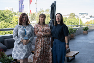 Monika Budzińska, Patrycja Laskowska i Marietta Tiszbein na tarasie Biblioteki UG