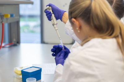 uczennica za stołem laboratoryjnym, Biotech Week 2025