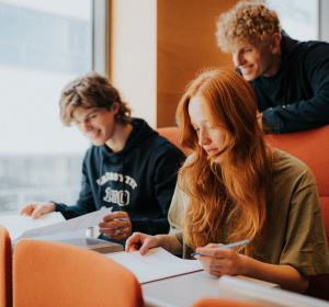 Troje studentów na auli na Wydziale Chemii UG