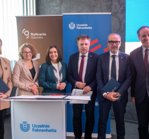 Uczestnicy Konwentu przy rollupie FarU i Rafinerii Gdańskiej