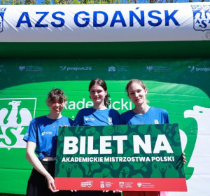 Reprezentamtki AZS UG z transparentem BIlet na Finał przed dmuchaną bramką z logo AZS Gdańsk