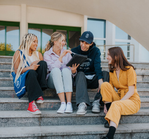 Studenci na schodach