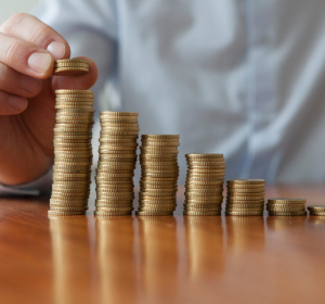 monety ułożone w stosy przypominające wykres słupkowy