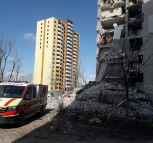 Czernihów, budynki uszkodzone w wyniku ataku lotniczego. Fot. Rada Najwyższa Ukrainy