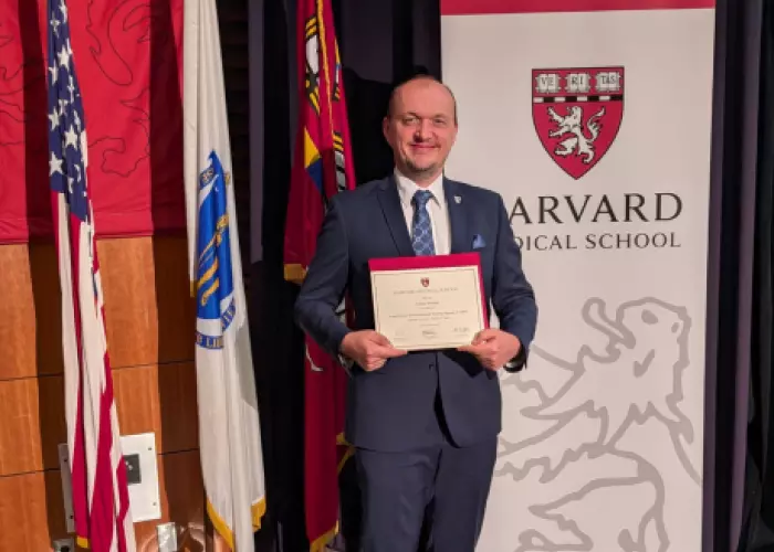 Ilustracja: Dr Łukasz Rąbalski one of 100 Polish scientists to graduate from the prestigious programme at Harvard Medical School